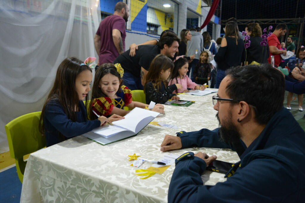 Autógrafos nos livros durante a Gala Night